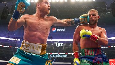 Canelo Álvarez, izquierda, conecta contra Billy Joe Saunders durante un combate de boxeo por el campeonato mundial de peso súper mediano unificado
