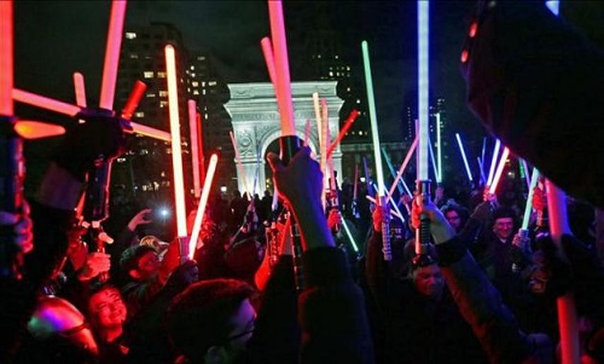 Fans de Star Wars participan en una batalla con sables de luz en Washington. (EFE)