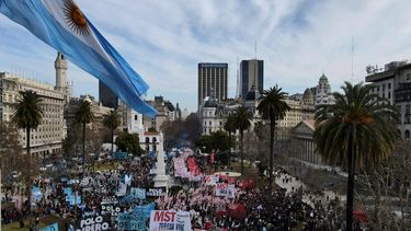 Los manifestantes se reúnen para exigir un aumento en los programas para desempleados y en rechazo al acuerdo del gobierno con el Fondo Monetario Internacional durante una protesta en la Plaza de Mayo en Buenos Aires, Argentina, el jueves 14 de julio de 2022. 