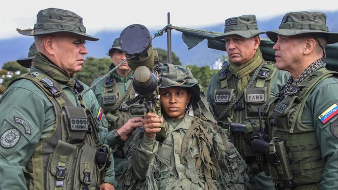 El ministro de Defensa del régimen, Vladimir Padrino (izq.), observando a un soldado que sostiene un Igla-S (un sistema de misiles tierra-aire portátil de fabricación rusa diseñado para ser operado por una sola persona) durante un ejercicio de entrenamiento en Caracas el 11 de noviembre de 2025.