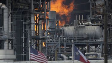 Un incendio en una planta química de Shell en Deer Park, Texas, el viernes 5 de mayo de 2023.&nbsp;