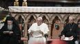 En esta foto del 20 de septiembre del 2016, el papa Francisco, al centro, flanqueado por el patriarca ortodoxo de Constantinopla Bartolomeo I, izquierda; y el arzobispo de Canterbury Justin Welby, oran juntos dentro de la Basílica de San Francisco en Asís, Italia.&nbsp;