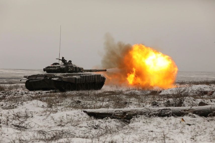 Un tanque ruso T-72B3 dispara mientras las tropas participan en simulacros en el campo de tiro de Kadamovskiy en la región de Rostov, en el sur de Rusia, el 12 de enero de 2022.&nbsp;