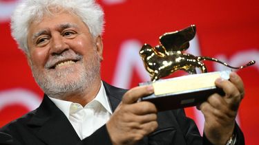 El director español Pedro Almodóvar posa con el León de Oro, que otorga el Festival de Cine de Venecia.&nbsp;