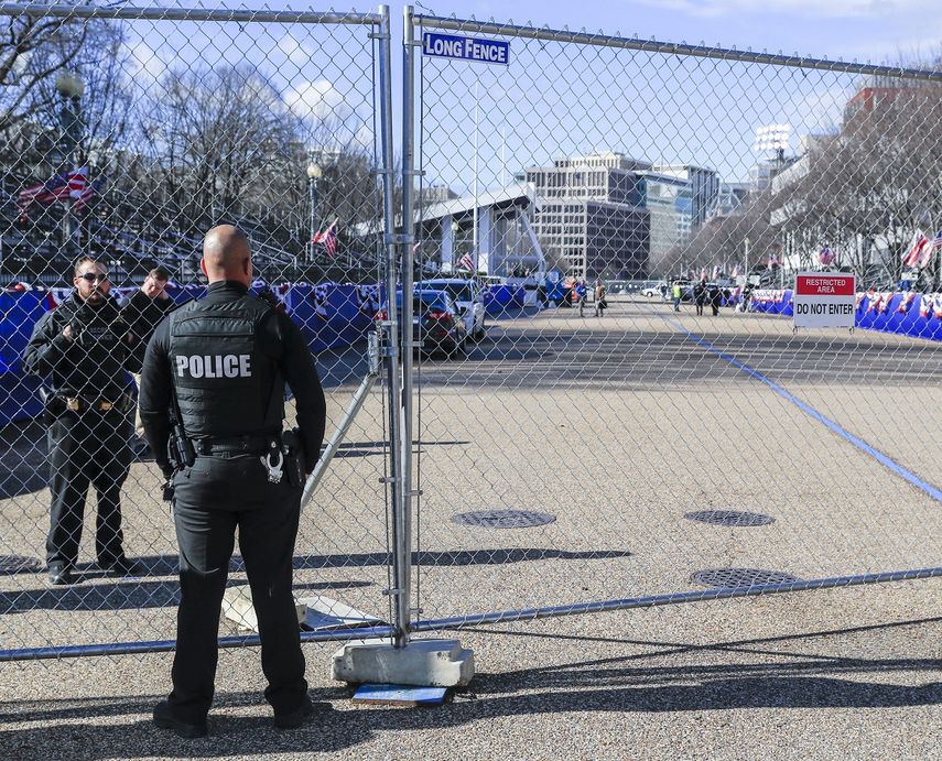 Varios policías montan guardia de cara a los preparativos para la investidura del presidente electo Donald&nbsp;Trump.
