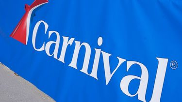 Fotografía de archivo del 29 de enero de 2021 de un letrero de Carnival Cruise Line en Port Miami en Miami