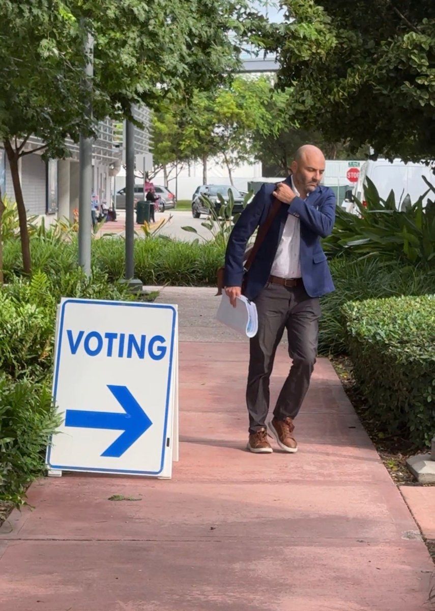 Votante acude a las urnas a ejercer su derecho al voto.