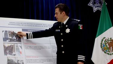Luis Cárdenas Palomino, jefe de la División de Seguridad Regional de la Policía Federal de México, señala imágenes de una cámara de vigilancia en el aeropuerto internacional relacionadas con un tiroteo, durante una conferencia de prensa en la Ciudad de México, en 2012.