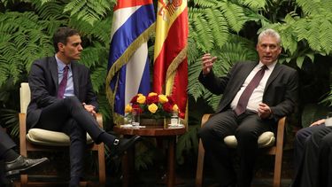 El presidente de España, Pedro Sánchez, se reúne con el designado gobernante de Cuba, Miguel Díaz-Canel, en el Palacio de la Revolución en La Habana, Cuba.
