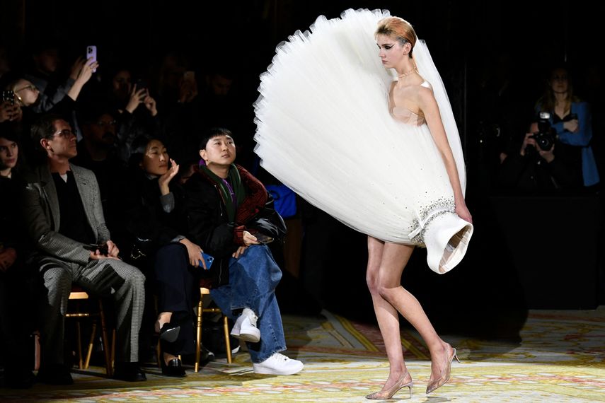 Una modelo presenta una creación para Viktor & Rolf durante el desfile de la Semana de la Moda Primavera-Verano 2023 de Alta Costura en París el 25 de enero de 2023.