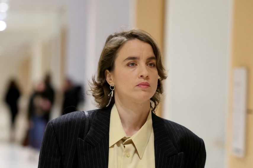 la actriz Adèle Haenel llega al juicio por violación en contra del director Christophe Ruggia.