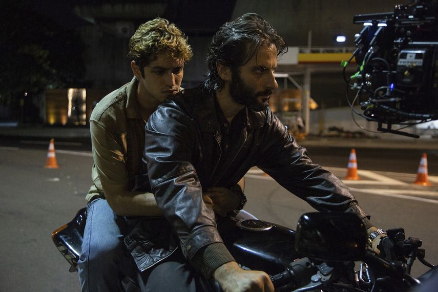 Gabriel Leone, izquierda, y Flávio Tolezani de la serie Dom, que se estrenó el 4 de junio en Amazon Prime Video.&nbsp;