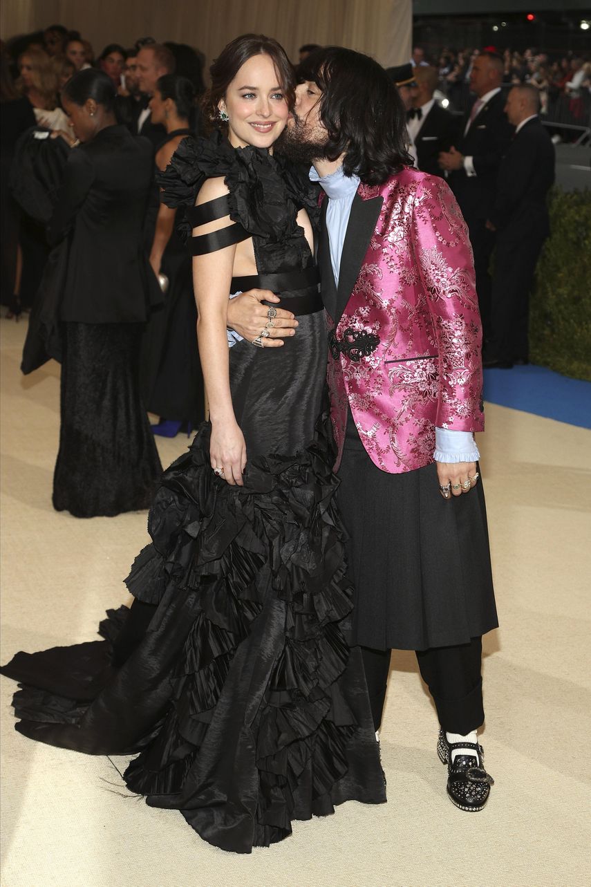 &nbsp;La actriz y modelo estadounidense Dakota Johnson, junto al diseñador italiano Alessandro MIchele.