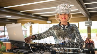 Madelein Mansson, de 81 años, también conocida como DJ Gloria, actúa en Josefina, un bar y club de verano al aire libre en Estocolmo, Suecia, el 18 de julio de 2025. &nbsp;