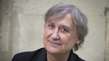 En esta foto de archivo tomada el 4 de mayo de 2017, el dibujante de la prensa francesa Jean Plantureux, también conocido como Plantu posa, el 4 de mayo de 2017 en París.&nbsp; &nbsp;