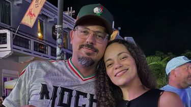 El&nbsp;comediante e influencer Vicente “Chente” Ydrach sorprendió al público y a su pareja, Verónica “Vero” Cruz, al pedirle matrimonio en pleno escenario el domingo 25 de enero de 2026.