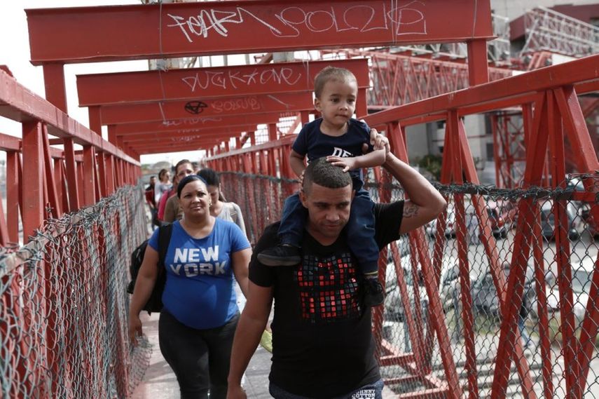 Migrantes cubanos son escoltados por las autoridades migratorias mexicanas en Ciudad Juárez, mientras cruzan el puente internacional Paso del Norte para ser procesados como solicitantes de asilo en el lado estadounidense de la frontera.