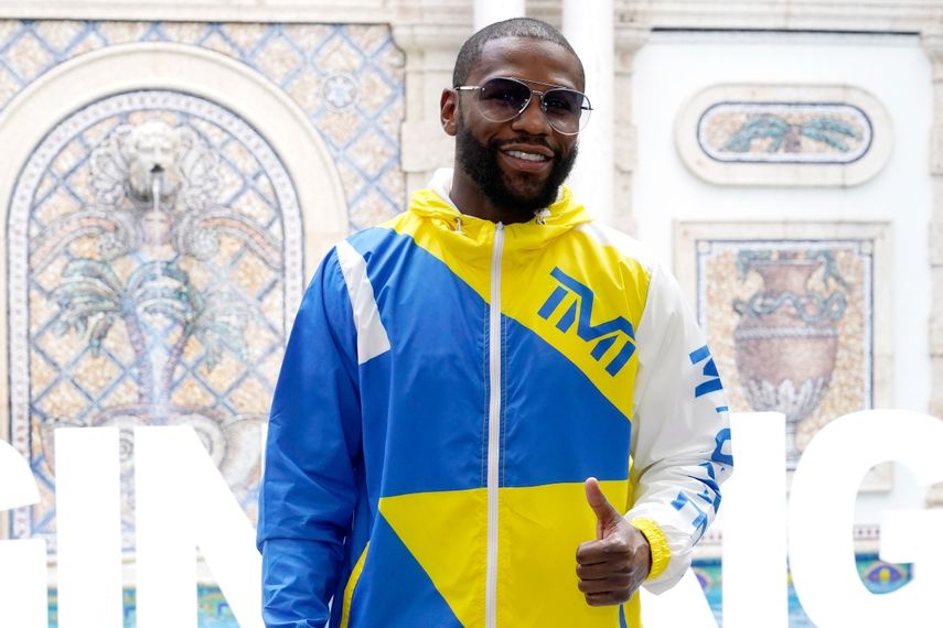 Floyd Mayweather posa para una fotografía durante un evento de prensa, el jueves 3 de junio de 2021 en Miami Beach, Florida