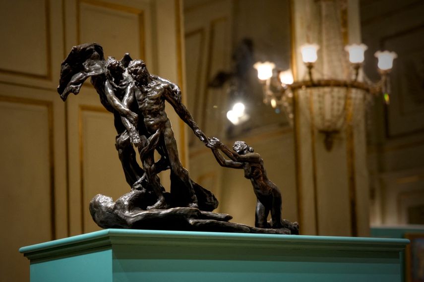 Esta fotografía muestra la escultura de bronce LAge mur (La edad madura) del escultor francés Camille Claudel (1864-1943), en una subasta en Orleans el 16 de febrero de 2025.