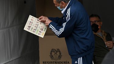 Un hombre vota en Bogotá mientras se abren las urnas en Colombia para la primera vuelta de las elecciones presidenciales, el 29 de mayo de 2022.&nbsp; 