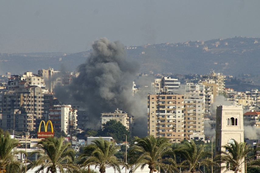 El humo se eleva tras un ataque israelí contra aldeas cercanas a la ciudad de Tiro, en el sur del Líbano, el 29 de septiembre de 2024.&nbsp;