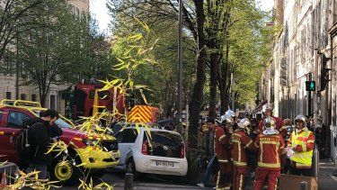 Bomberos reunidos cerca de una calle donde se derrumbó un edificio la madrugada del domingo 9 de abril de 2023 en Marsella, en el sur de Francia.&nbsp;