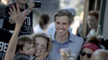 El aspirante a la candidatura presidencial demócrata Beto ORourke posa para una foto con simpatizantes durante un acto de campaña en Austin, Texas, el viernes 28 de junio de 2019.