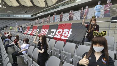En esta imagen del 17 de mayo de 2020, maniqu&iacute;es colocados como espectadores antes del inicio del partido de f&uacute;tbol entre el FC Seoul y el Gwangju FC en el estadio del Mundial de F&uacute;tbol en Se&uacute;l, Corea del Sur.&nbsp;