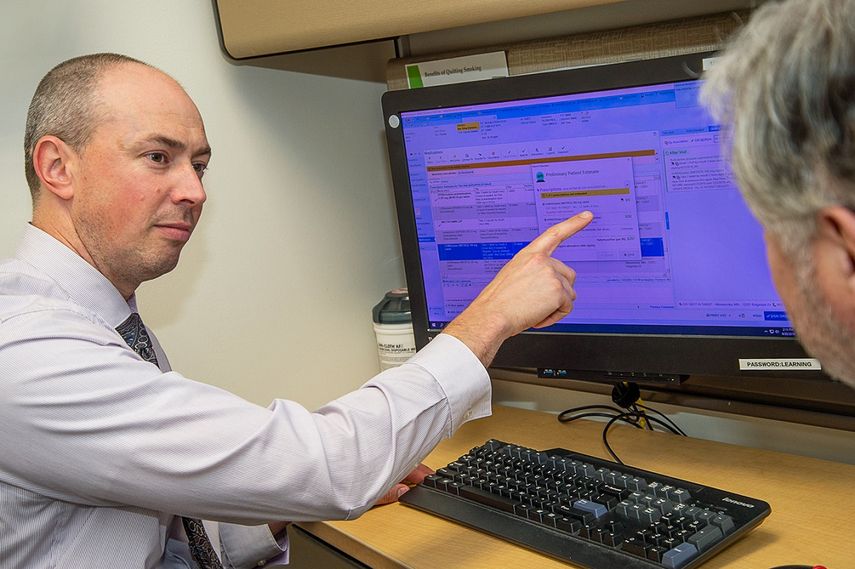 El doctor David Ingham, médico de familia de Allina Health en Edina, Minnesota, es uno de los 600 médicos de atención primaria que están usando la herramienta para conocer los precios de los medicamentos.&nbsp;