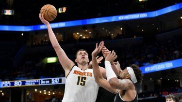 El serbio Nikola Jokic, de los Nuggets de Denver, dispara frente a Jordan Goodwin, de los Grizzlies de Memphis, en el partido del domingo 14 de abril de 2024&nbsp;