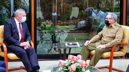 El vicepresidente ruso Yuri Ivanovich Borisov y Raul Castro.