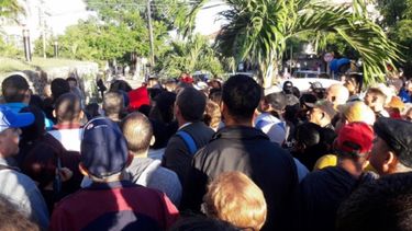 Cubanos esperan para ser atendidos en el Consulado de Colombia en La Habana.