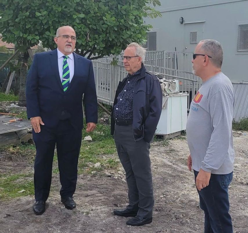Pete Cabrera, Manolo Valdés y Lázaro Valdés visitan el sitio donde será ubicada la escultura que el artista español donó a la ciudad de Doral.&nbsp;