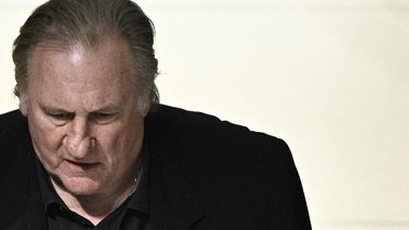 El actor francés Gerard Depardieu observa su regreso a la sala tras un receso en el cuarto día de su juicio, en el que se le acusa de agredir sexualmente a dos mujeres durante un rodaje en 2021.    