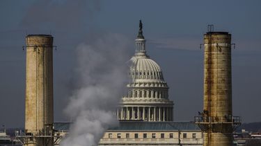 Vista del domo del Capitolio entre dos chimeneas de la Planta de Energía Capital, central eléctrica de carbón en la capital de Estados Unidos, en Washington.