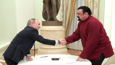 En esta foto de archivo tomada el 25 de noviembre de 2016, el presidente de Rusia, Vladimir Putin, le da la mano al actor de acción estadounidense Steven Seagal después de presentarle un pasaporte ruso durante una reunión en el Kremlin en Moscú.