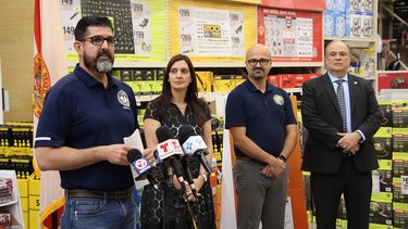 Habla el senador estatal Manny Díaz Jr. A su lado, la vicegobernadora de Florida, Jeanette Núñez, el congresista floridano Alex Rizo y el alcalde de Doral, Juan Carlos Bermúdez.