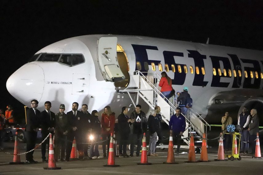 Migrantes venezolanos abordan un avión con destino a Venezuela en el Aeropuerto Internacional Chacalluta en Arica, Chile, el 7 de mayo de 2023.&nbsp;