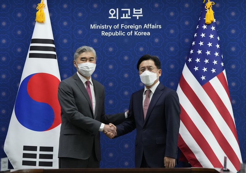 El representante especial de Estados Unidos para Corea del Norte, Sung Kim, a la izquierda, estrecha la mano del representante especial de Corea del Sur para la Paz en la Península de Corea y Asuntos de Seguridad, Noh Kyu-duk, mientras posan para una foto en una reunión en el Ministerio de Exteriores en Seúl, Corea del Sur, el lunes 18 de abril de 2022.&nbsp;