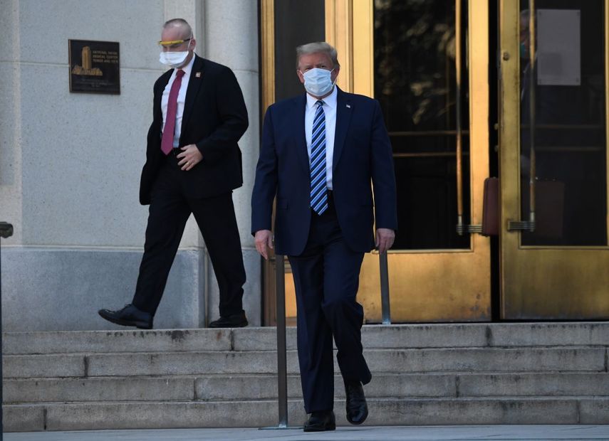 El presidente Donald Trump a su salida del hospital Walter Reed con destino a la Casa Blanca donde concluirá su proceso de recuperación.