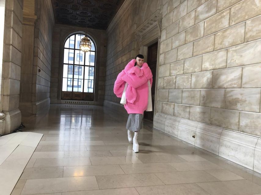 Una modelo recorre la pasarela durante la presentación de la colección otoño 2022 de Marc Jacobs en la Biblioteca Pública de Nueva York, el lunes 27 de junio de 2022.&nbsp;