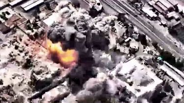 Una imagen de un video tomada de material difundido por el ejército israelí el 1 de marzo de 2026, muestra los ataques a gran escala en la sede del régimen terrorista iraní en Teherán el 1ro de marzo.