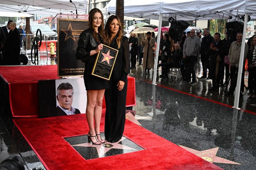 La hija del difunto actor estadounidense Ray Liotta, Karsen Liotta y su prometida Jacy Nittolo posan durante su ceremonia póstuma en el Paseo de la Fama en Hollywood, California, el 24 de febrero de 2023.