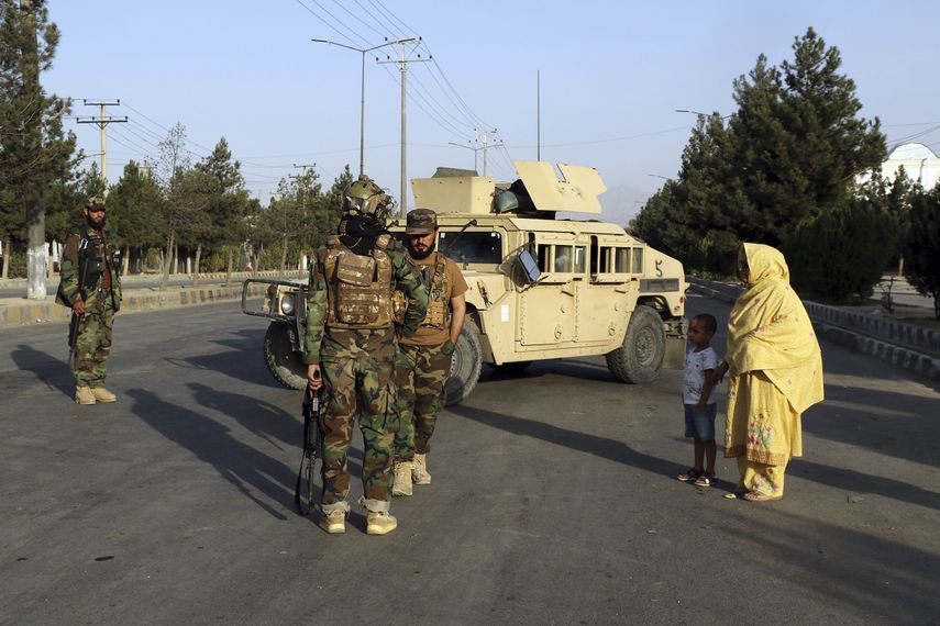 Milicianos del Talibán montan guardia en un retén cerca de la entrada al Aeropuerto Internacional Hamid Katzai en Kabul, Afganistán, 28 de agosto de 2021. Unos 150 estadounidenses se aprestaban a abordar un vuelo comercial desde Kabul el jueves 9 de setiembre de 2021.&nbsp;