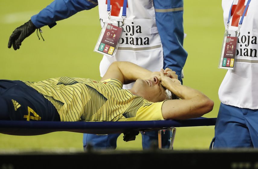 El colombiano Santiago Arias es retirado en camilla tras sufrir una lesi&oacute;n en el tobillo izquierdo en el juego del viernes 9 de octubre de 2020 ante Venezuela