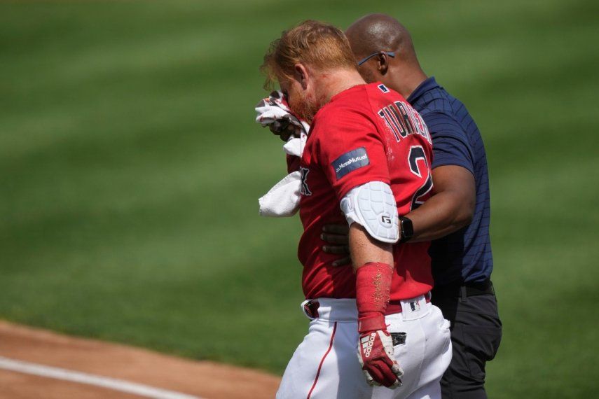 El pelotero de los Medias Rojas de Boston, Justin Turner, abandona el campo tras recibir un pelotazo en la cara en un lanzamiento del pitcher de los Tigres de Detroit, Matt Manning, durante un encuentro de pretemporada, el lunes 6 de marzo del 2023.