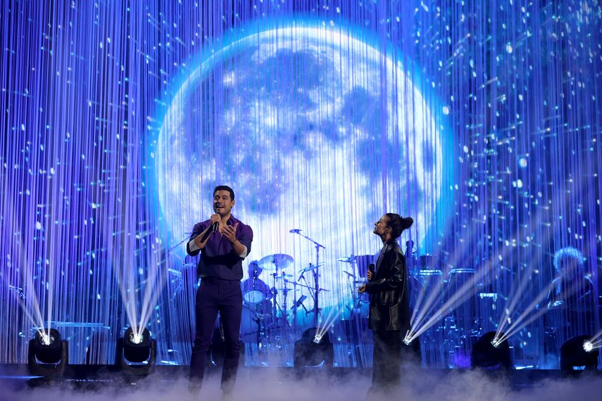 Carlos Rivera y Nella se presentan en el escenario durante los ensayos de la 22a Entrega Anual del Latin GRAMMY en el MGM Grand Hotel & Casino el 15 de noviembre de 2021 en Las Vegas, Nevada.