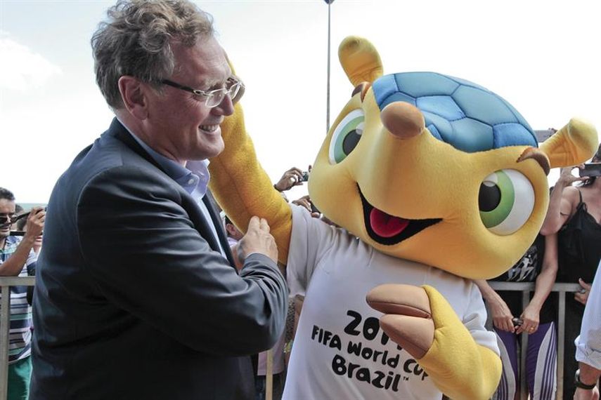El secretario general de la FIFA, Jérôme Valcke posa para una fotografía con la mascota del Mundial de Fútbol Brasil 2014, Fuleco. Foto: EFE
