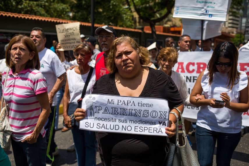 El desespero de familiares y de los propios afectados ha llegado al punto de que piden ayuda entre lágrimas para conseguir los fármacos