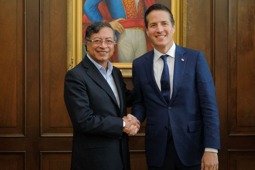 Esta imagen, difundida por la oficina de prensa de la Presidencia de Colombia, muestra al presidente de Colombia, Gustavo Petro (izq.), estrechando la mano del senador estadounidense Bernie Moreno durante una reunión en el Palacio Presidencial de la Casa de Nariño en Bogotá el 15 de agosto de 2025. (Foto: Ovidio GONZALEZ / Presidencia de Colombia / AFP)